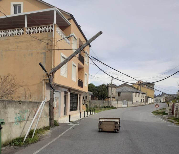 Malestar en Barreiros por non atender Telefónica o desprendemento dun poste sobre a vía pública