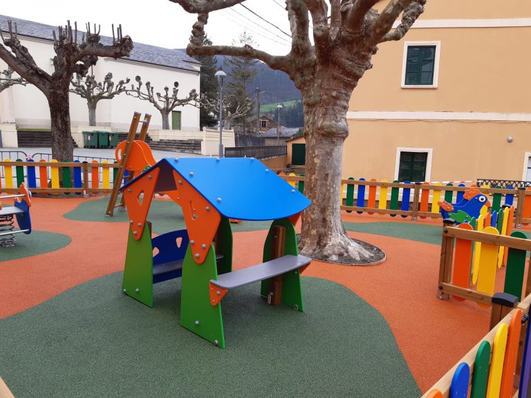 Rematadas as obras de reforma no parque infantil de Trabada