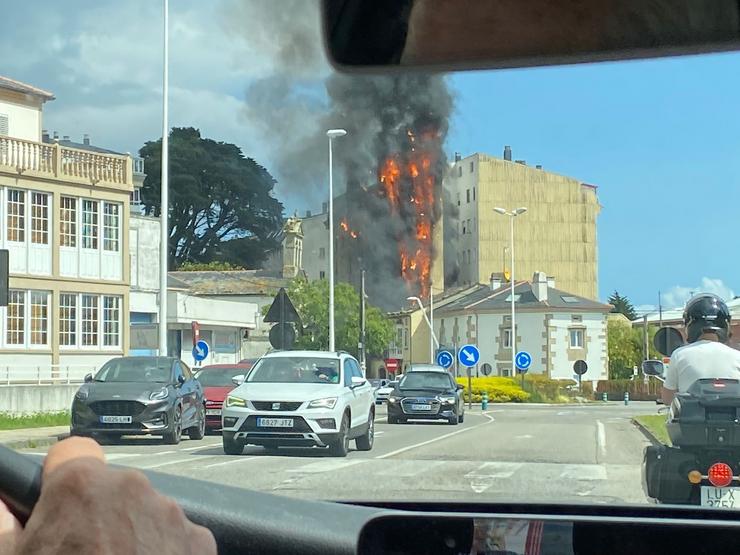 Máis de 20 persoas desaloxadas nun incendio en Viveiro que comezou nunha barbacoa