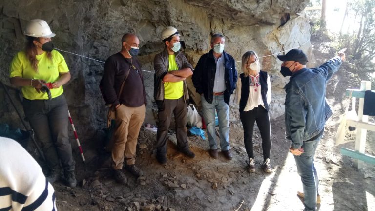 Visita da alcaldesa de Viveiro ás excavacións de Covas