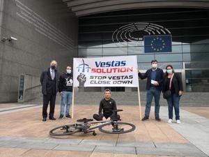 O traballador de Vestas que viaxa en bicicleta a Dinamarca chega a Bruxelas e reúnese con eurodeputados galegos