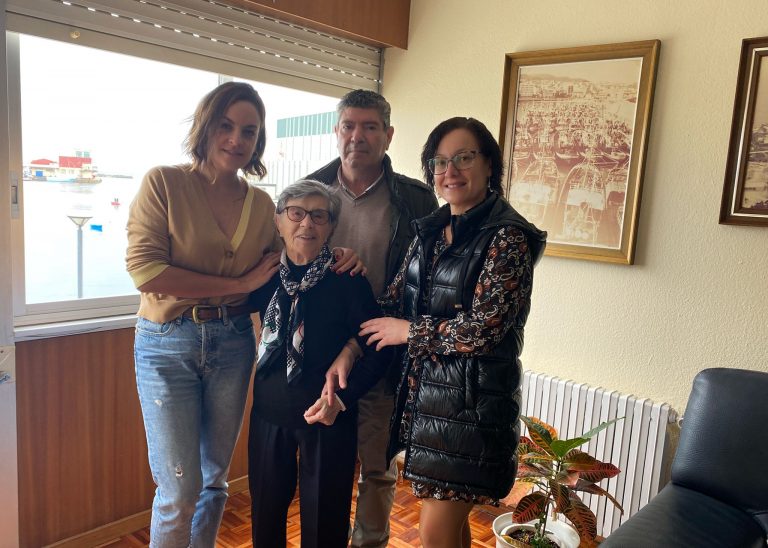 Visita do alcalde e dúas concelleiras de Burela á veciña Gloria da Corneta