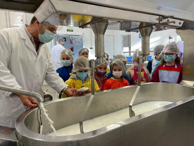 Finalizan os obradoiros de queixo en centros de ensino en Ribadeo aínda que volverán despois do Nadal