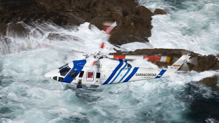 O helicóptero Gardacosta de Galicia rescata unha persoa no litoral de Barreiros