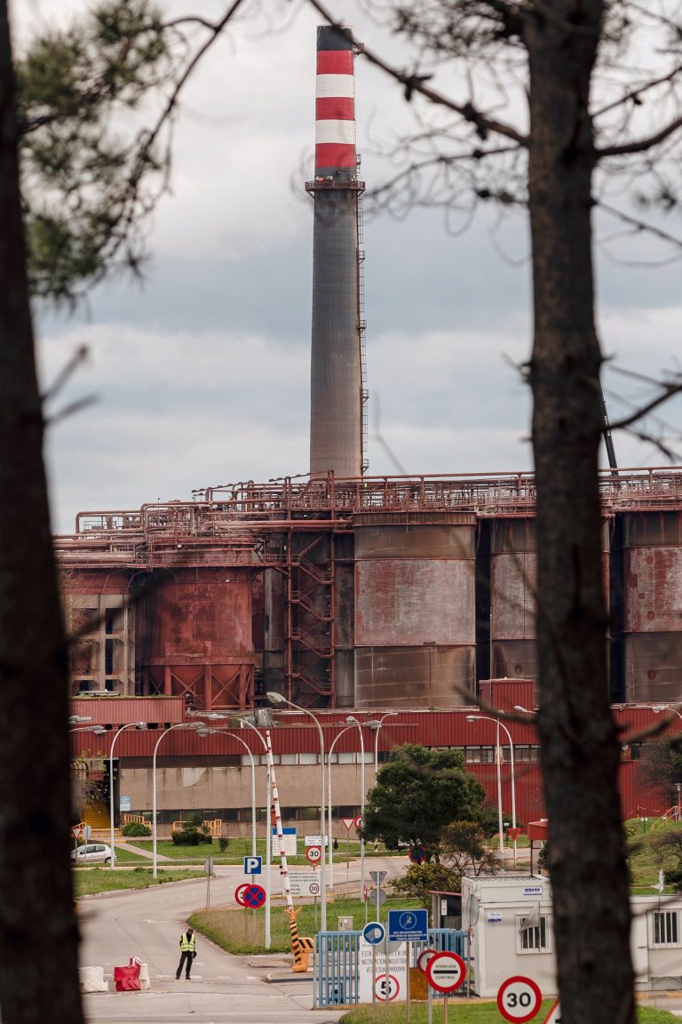 Alcoa volve solicitar o atraso do rearranque das cubas da súa fábrica de San Cibrao, previsto para o 1 de abril