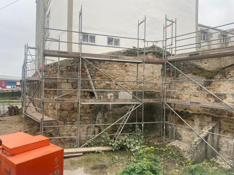 Comeza a rehabilitación do muro situado na antiga conserveira para continuar ao proxecto Burela-In