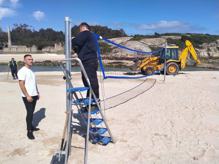 O Concello de Cervo abre unha cancha de volei praia no areal do Torno en San Cibrao