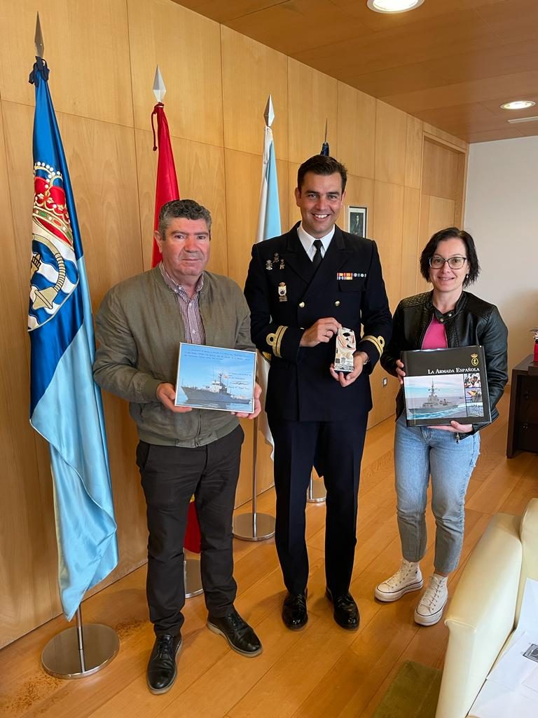 O alcalde de Burela recibe ao comandante do buque Tabarca, un patrulleiro da Armada