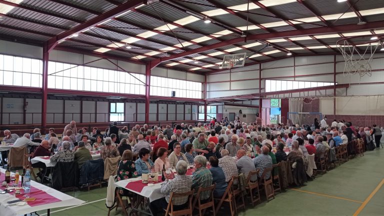 O Concello de Trabada celebra un encontro dos maiores coa asistencia de case douscentas persoas