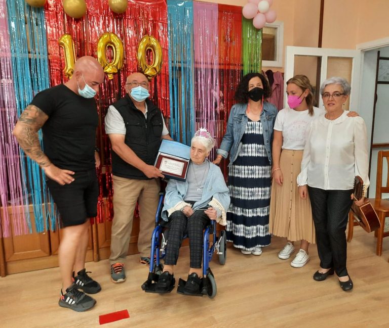 María Lamas, veciña de Ribadeo, recibe unha placa do Concello polo seu 100 aniversario