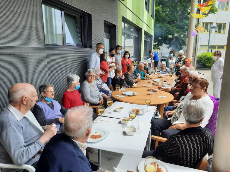 O Centro de Atención ás Persoas Maiores de Ribadeo cumpre tres anos e celébrao cunha comida dos usuarios no xardín