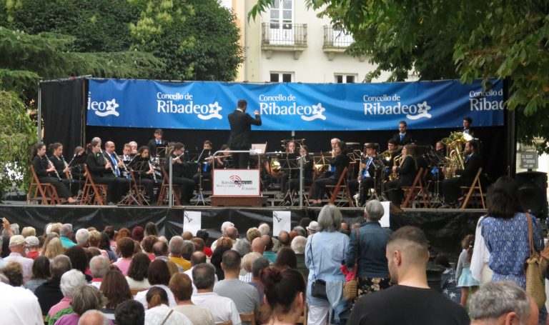 O Concerto do Día da Patria en Ribadeo celebrouse ante un numeroso público