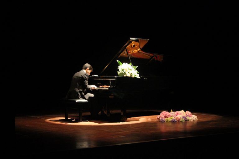 O pianista ribadense Guillermo Cruzado volve cautivar ao público coas súas interpretacións