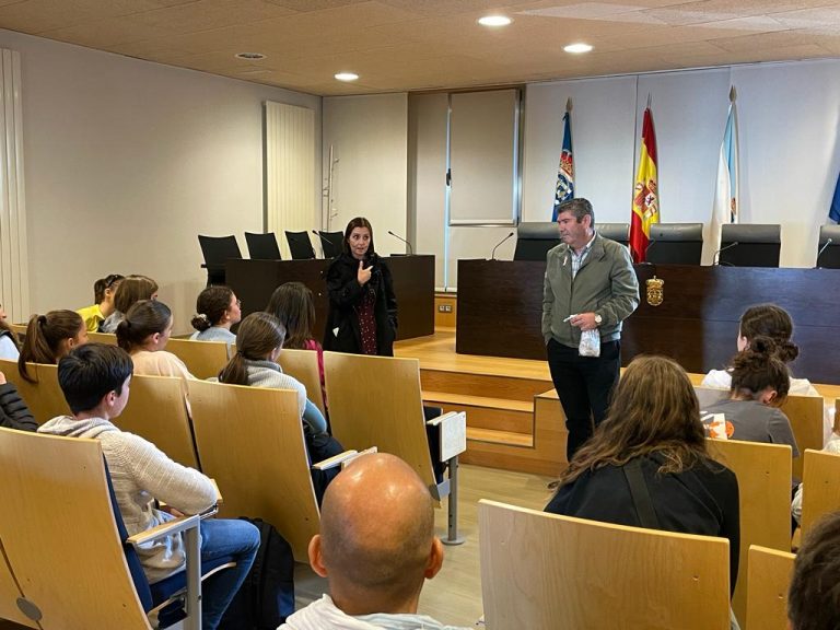 O alcalde de Burela recibe ao alumnado francés de intercambio co IES Perdouro