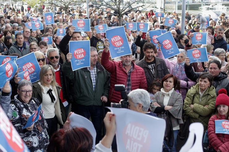 Concentración de persoas e peluches en Viveiro para reclamar melloras na sanidade pública en Galicia