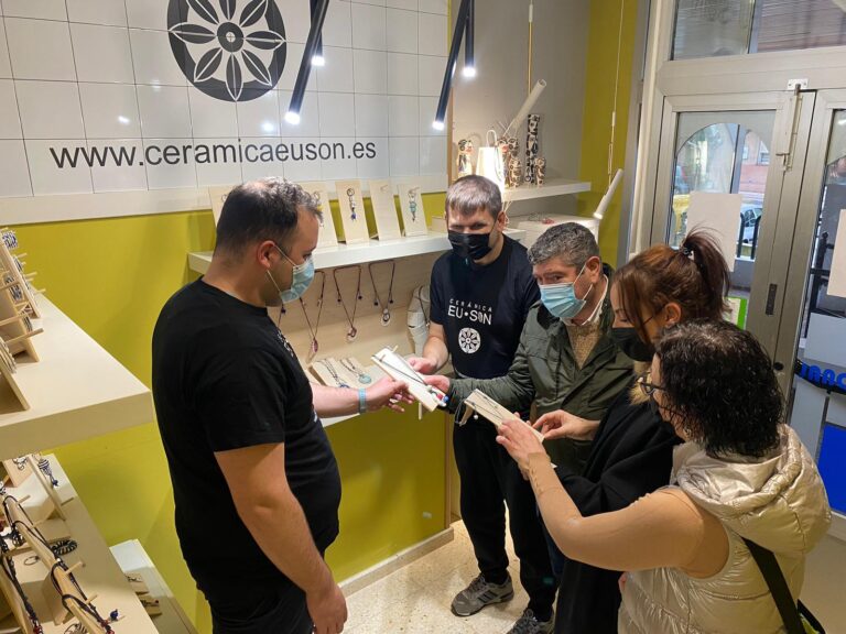 Visita do alcalde de Burela ao taller de cerámica da Fundación Eu Son para coñecer de cerca o traballo realizado nas súasinstalacións