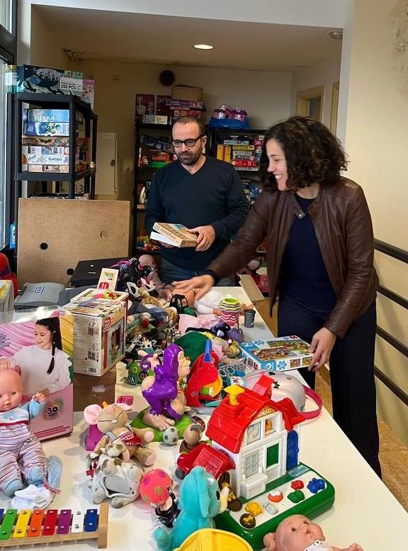 A campaña “Dálle unha volta ao Nadal” de Ribadeo recolle unha grande variedade de xoguetes para repartir este Nadal