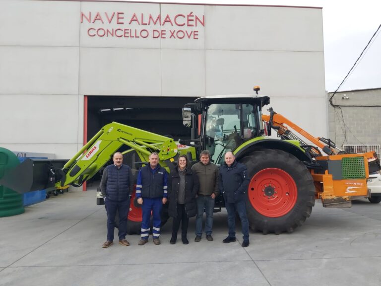 Xove presenta o novo tractor para o Servizo Municipal de Obras
