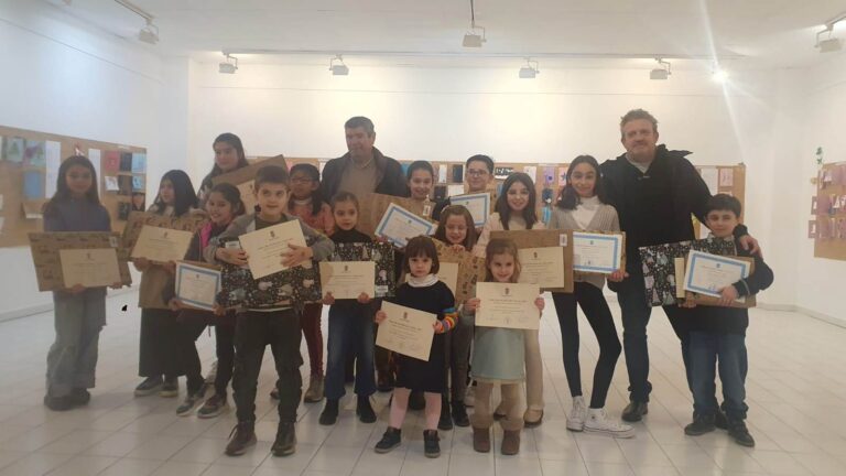 A Biblioteca Pública Municipal de Burela entrega os premios dos certames de Nadal 2022