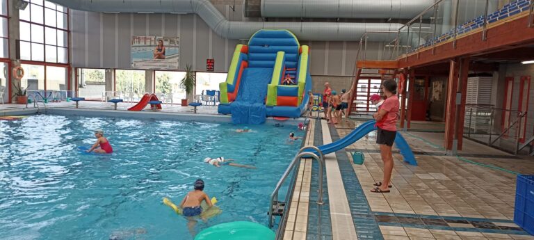 Día da Infancia en Xove con inchables na piscina municipal para os máis pequenos