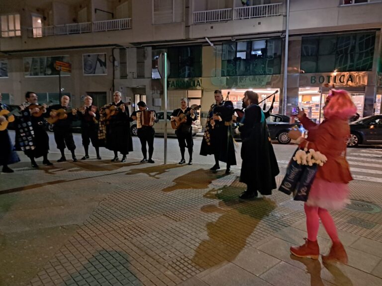 As rúas de Ribadeo reciben aos tunos veteranos chegados de Santiago dentro da campaña de San Valentín de ACISA