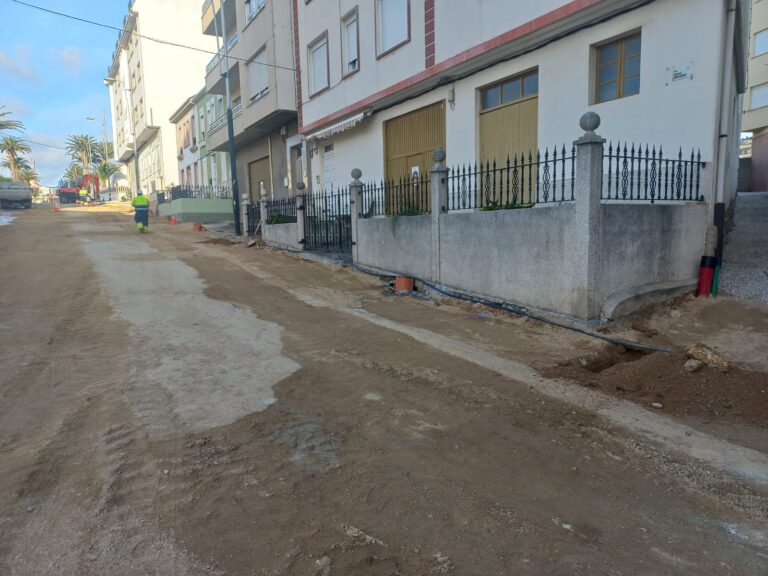Remantan en Foz as obras para as novas canalizacións na rúa Curros Enríquez