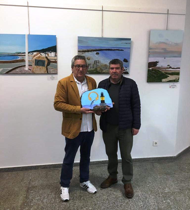 O alcalde de Burela recolle o cadro doado ao Concello polo pintor Jesús San José