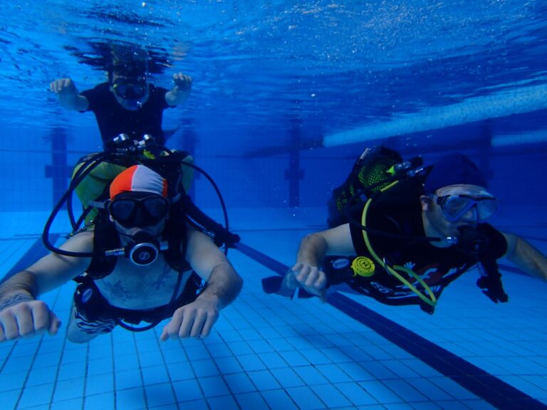 Bautizo de mergullo na piscina olímpica de Lieiro, en Cervo
