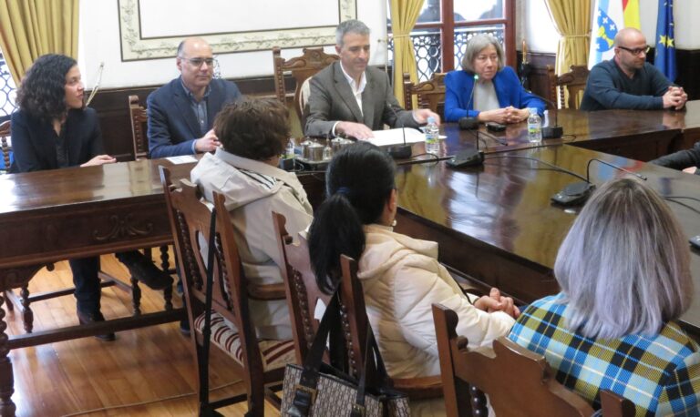 Ribadeo expón os retratos dos dez alcaldes da democracia no pazo de Ibáñez