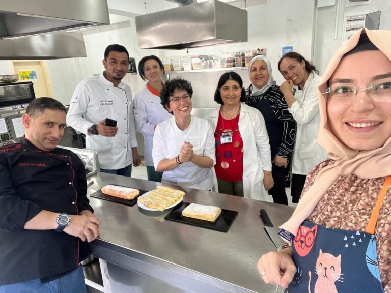 Unha exalumna do IES de Foz imparte aulas de cociña en Turquía durante esta semana