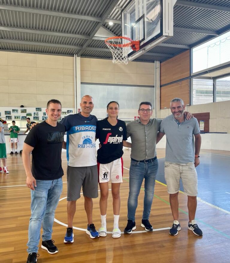 A xogadora de basket Ángela Salvadores visitou o campus Econvive de Baloncesto en Ribadeo