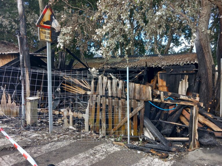 O lume destrúe 200 anos de historia da carpintaría de ribeira en San Cibrao