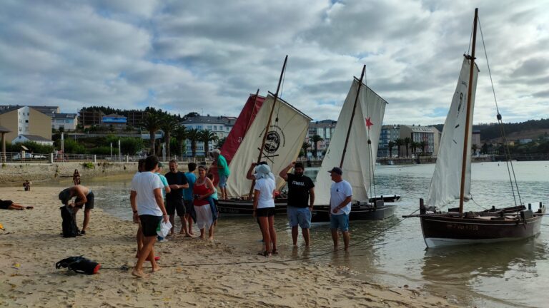 Encontro de embarcacións tradicionais en San Cibrao