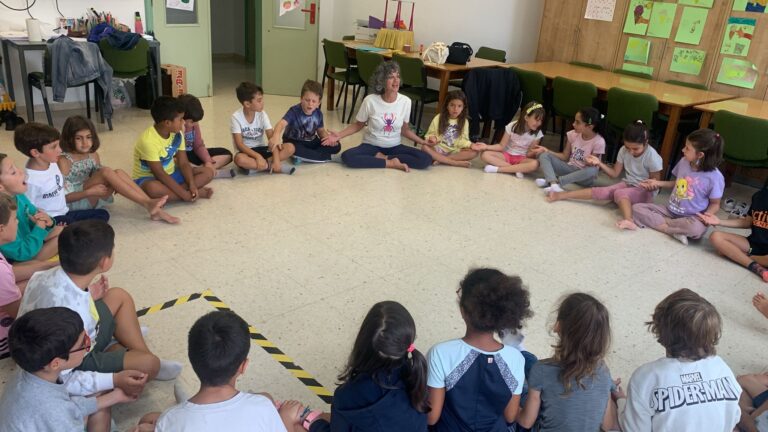 Éxito das sesións de ioga infantil en Cervo