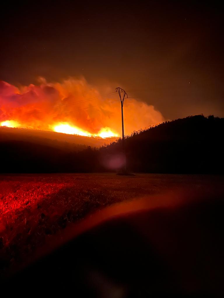 O lume que arrasa 2.000 hectáreas en Trabada mantense activo a pesar das choivas, aínda que está baixo control