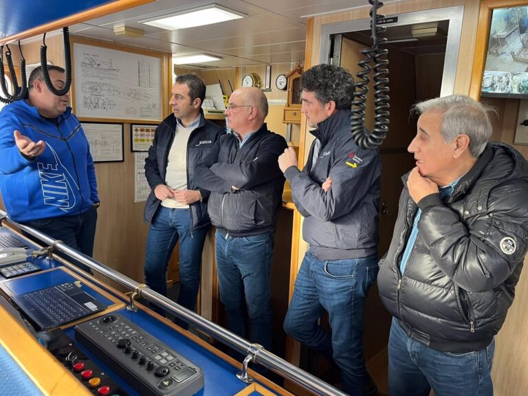 O conselleiro do Mar visita Burela onde puxo en valor a profesionalidade da pesca galega